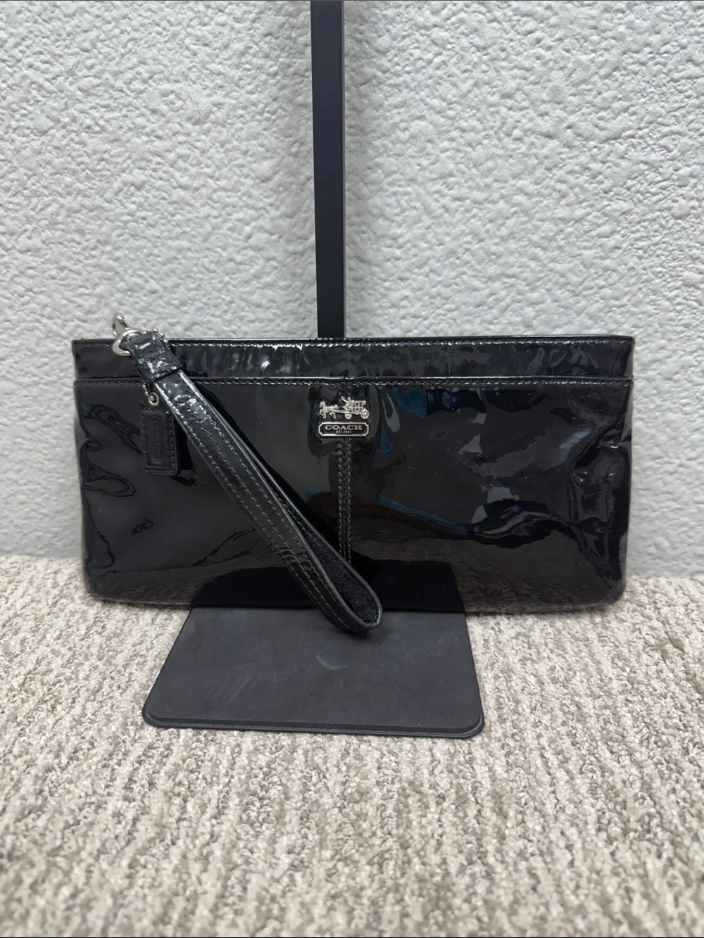 Coach Vintage Poppy Black Patent Leather Zip XL Wristlet with Logo Plaque-EUC